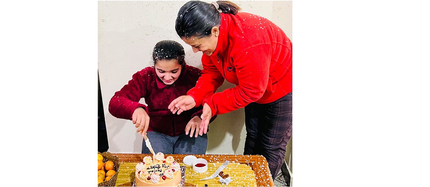 अन्धविश्वास चिर्न पहिलो पटक महिनावारी हुँदा केक काटेर मनाइयो उत्सव