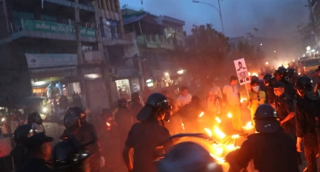 हेटौँडामा जलाइयो प्रधानमन्त्री देउवा र माओवादी अध्यक्ष प्रचण्डको तस्बिर