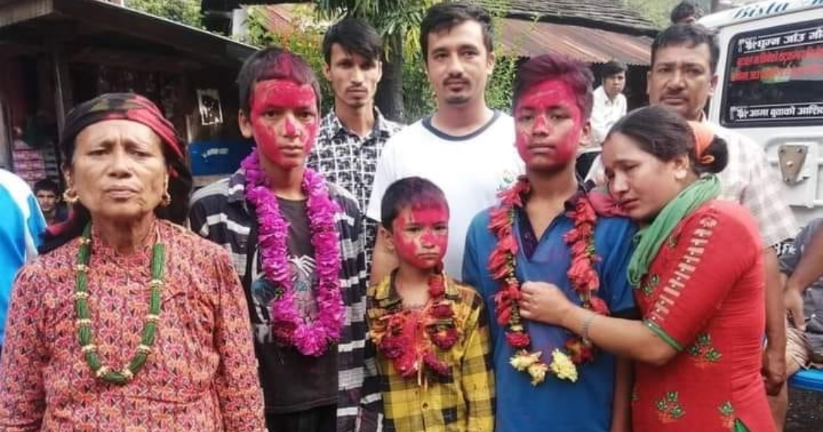नदीमा बग्दै गरेका बालकको उद्धार गर्ने प्युठानका दुई विद्यार्थीलाई जनसेवाश्री पदक
